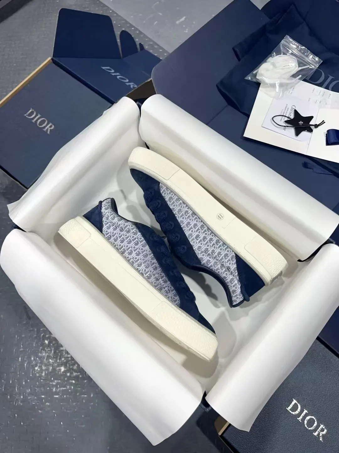 👟👟Ex-factory price 560👟👟 𝐃𝐢𝐨𝐫 𝐱 𝐒𝐭𝐨𝐧𝐞 𝐈𝐬𝐥𝐚𝐧𝐝 𝐁𝟯𝟯 Dior co-branded Stone Island new casual sports shoes Skateboard shoes 111111111 This B33 sneaker comes from the DIOR AND STONE ISLAND limited series. It is a new interpretation of the classic tennis shoe. The fashionable silhouette highlights the heavy texture. The black-dyed cotton has a delicate wash and soft texture, and is finished with the classic Oblique print on the sides, paying homage to the exceptional craftsmanship of the exclusive collaboration. The tongue is embossed with the Dior signature, while cannage panels on the front, DIOR AND STONE ISLAND signature on the back and insole. The rubber outsole features the Dior Oblique pattern, while a contrasting Dior 30 Avenue Montaigne signature on the rear adds style. It can add a modern touch to various casual looks, and can also be matched with other DIOR AND STONE ISLAND items. Exquisite packaging at the delivery counter🛍📦 Customized cowhide material, sheepskin lining, original molded outsole Size: 35-45